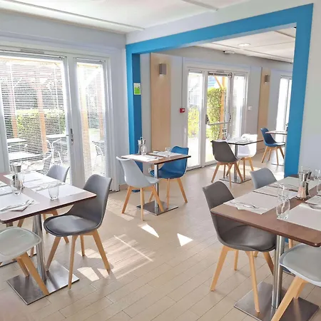 Campanile Versailles 3*