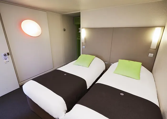 Campanile Versailles 3*