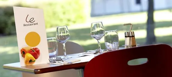 Campanile Versailles 3*