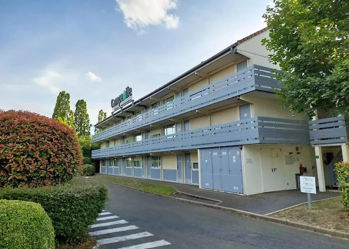 Campanile Versailles 3*